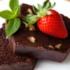 Postre de algarroba con nueces y fresa